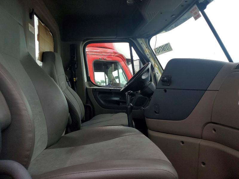 2016 Freightliner Cascadia 125 Semi Truck