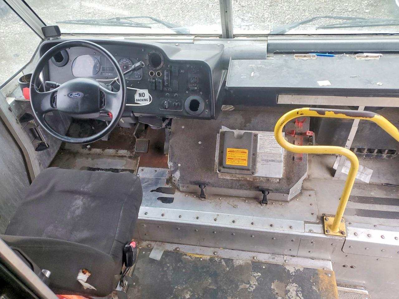 2015 Ford Commercial Chassis Delivery Truck