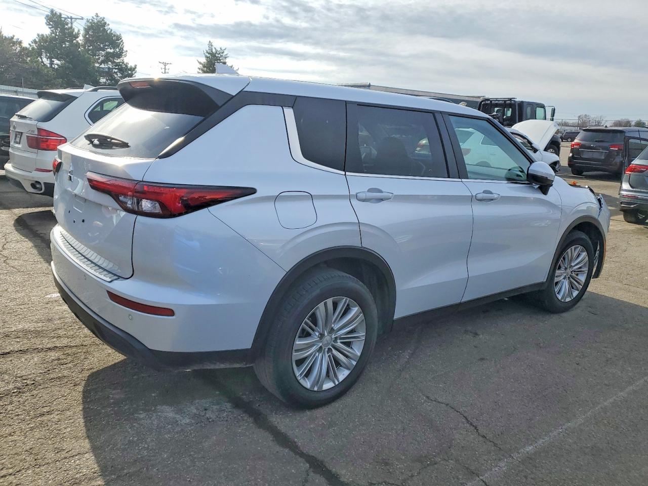 2024 Mitsubishi Outlander es