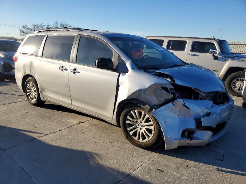 2016 Toyota Sienna xle Premium 8-passenger