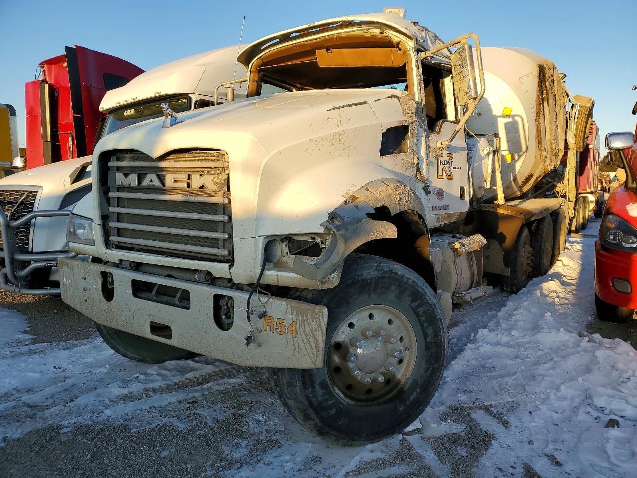 2017 Mack 700 GU700