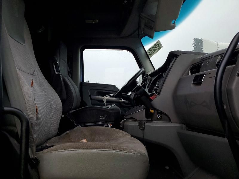 2017 Kenworth Construction T680