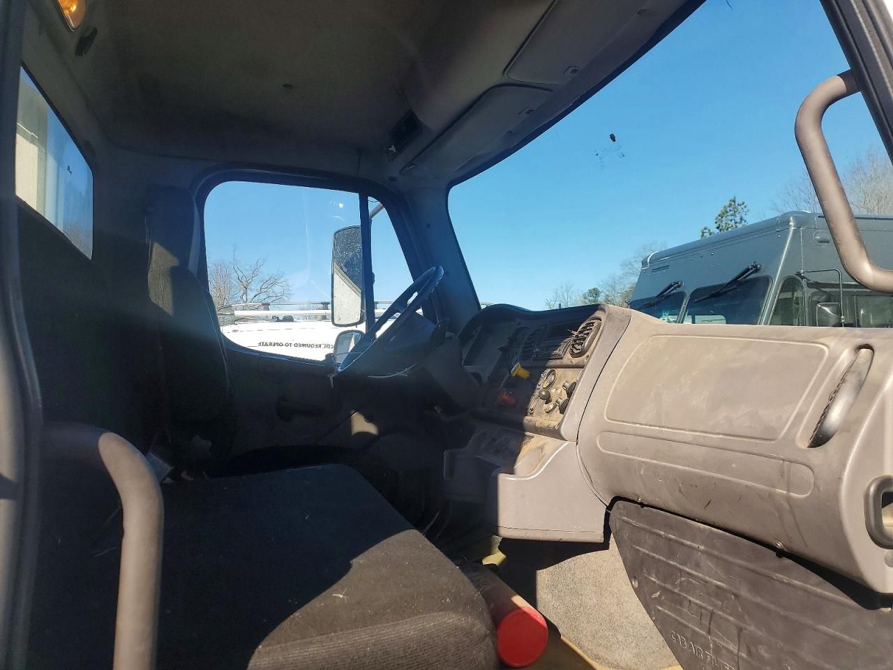 2017 Freightliner Business Class M2 Semi Truck