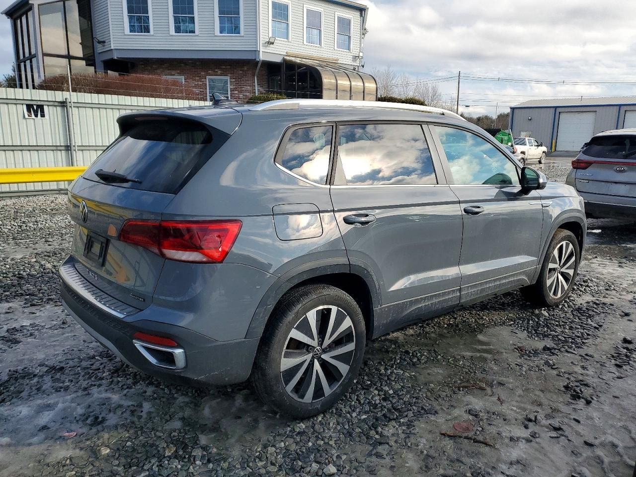 2023 Volkswagen Taos se