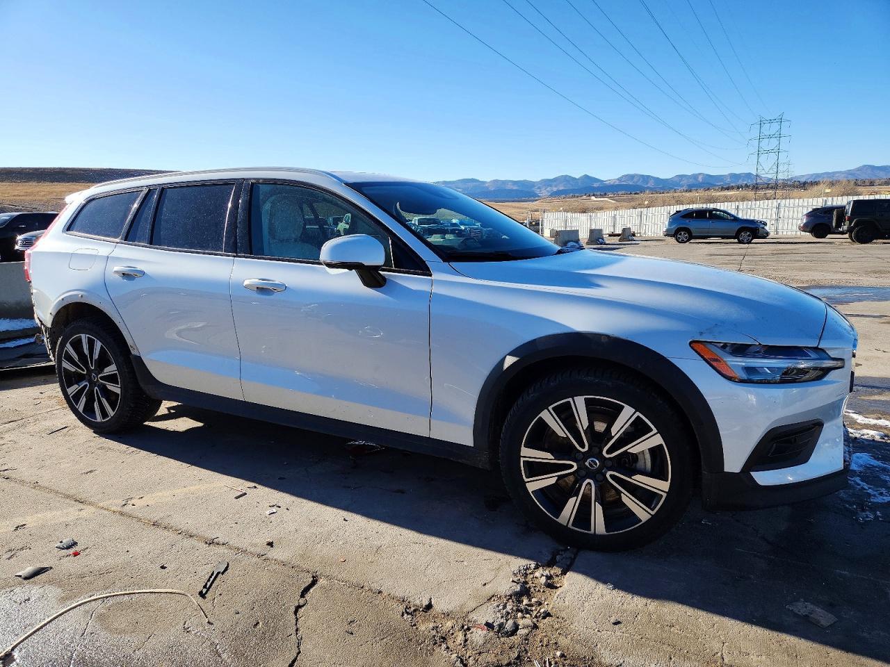 2022 Volvo V60 Cross Country T5 Momentum
