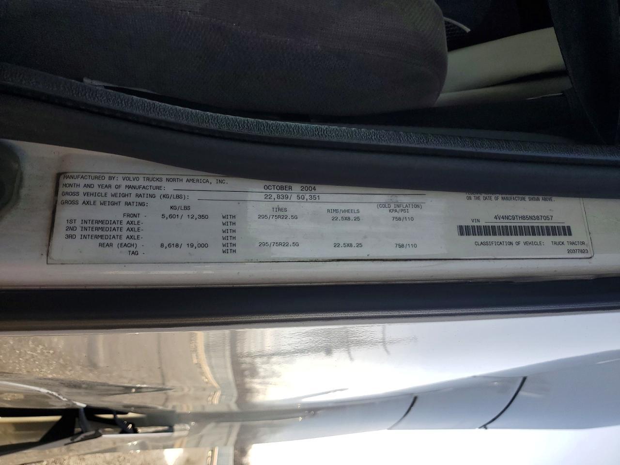 2005 Volv O VNL Semi Truck