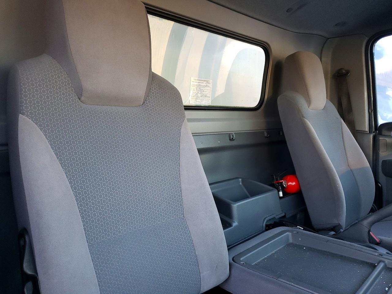 2016 Isuzu NPR BOX Truck
