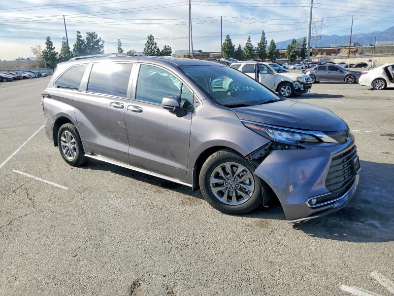 2023 Toyota Sienna xle 8-passenger