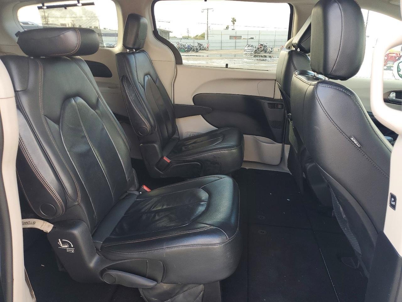 2017 Chrysler Pacifica Touring l