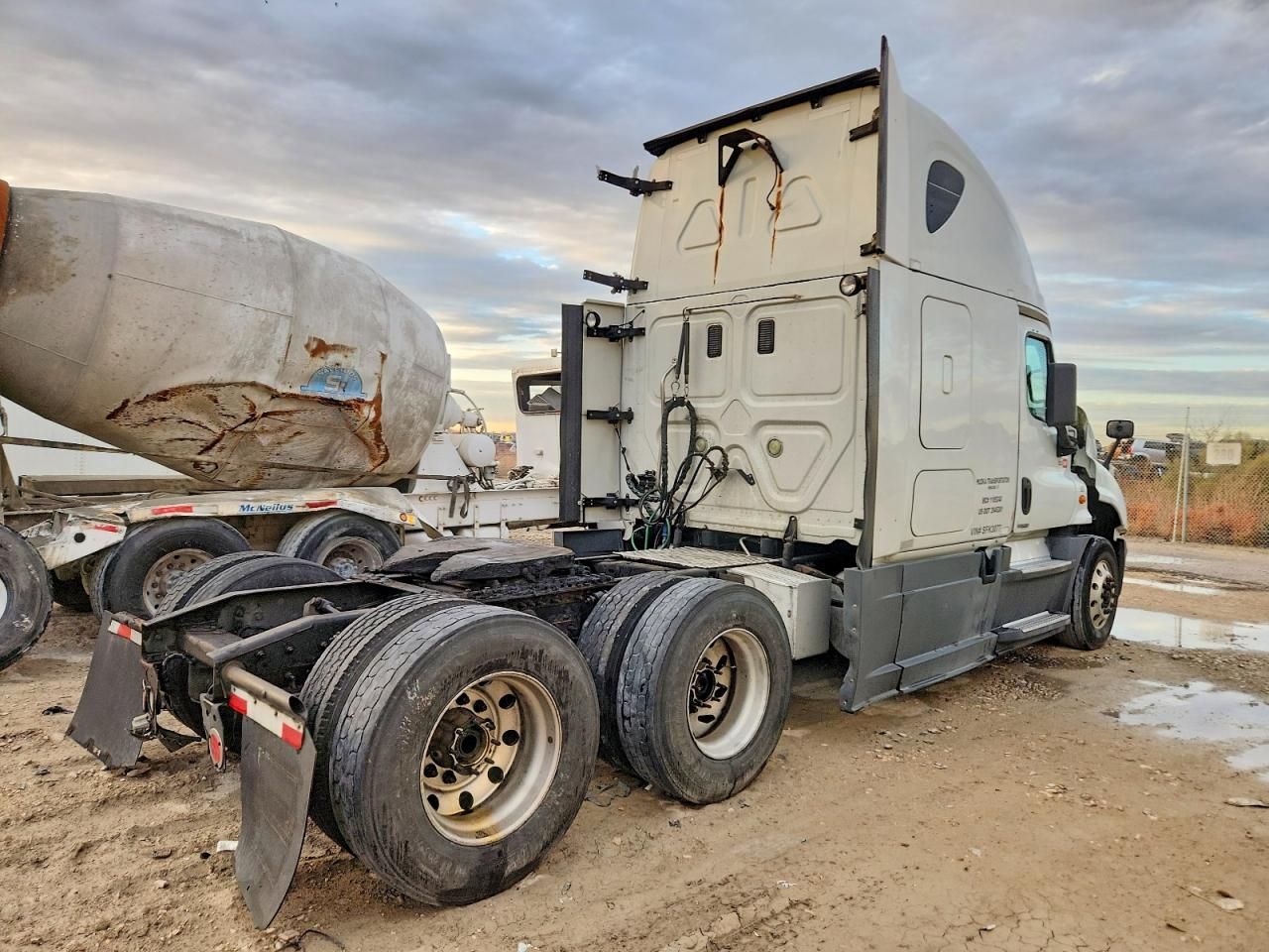 2014 Freightliner Cascadia Semi Truck