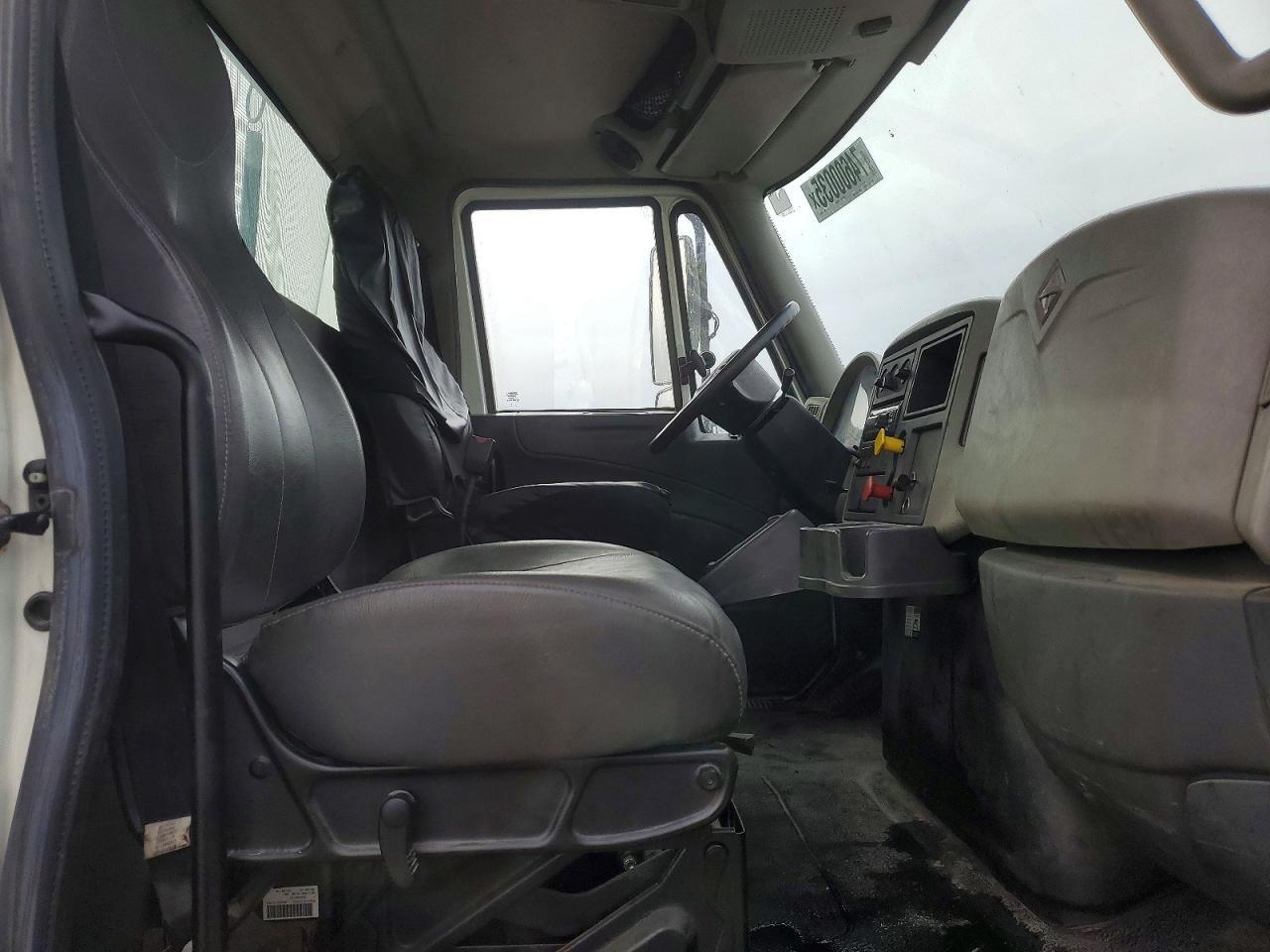 2016 International 4400 Semi Truck