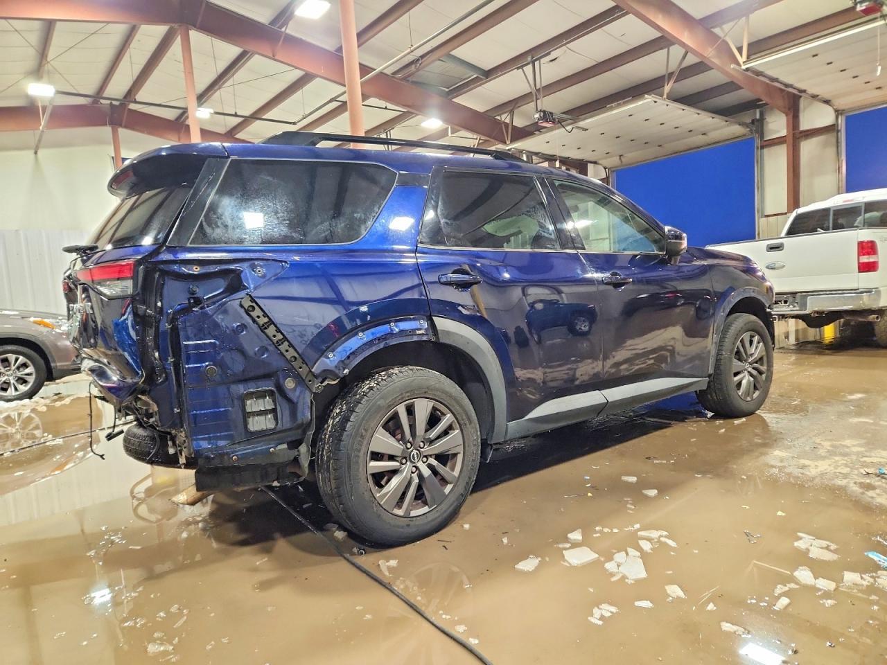 2022 Nissan Pathfinder sv