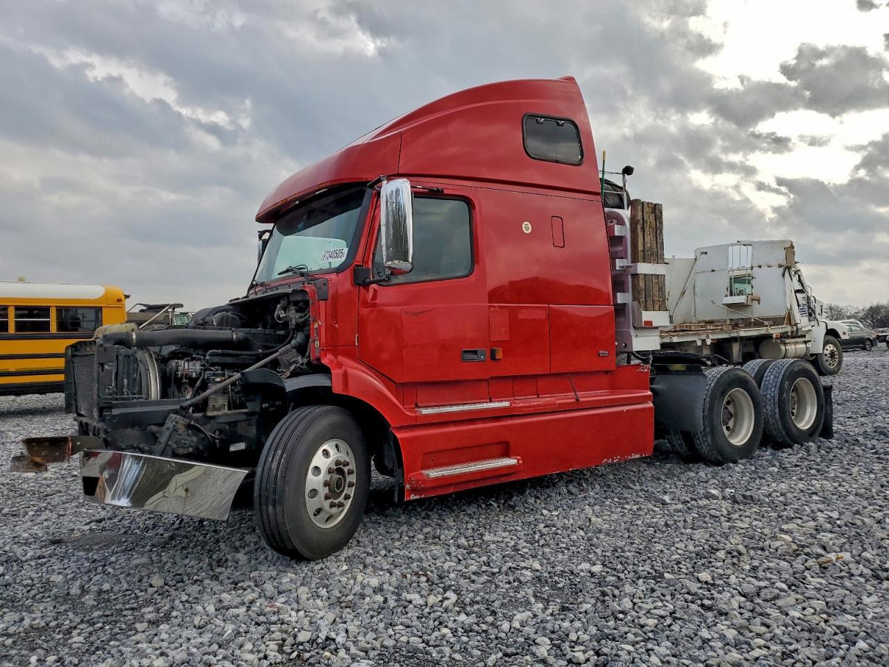 2001 Volvo VNL Semi Truck
