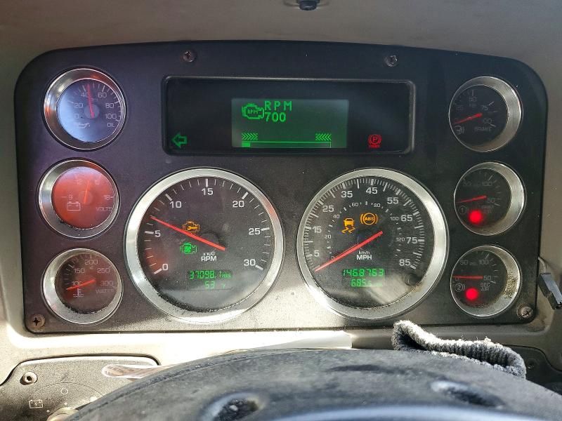 2012 Kenworth T700 Semi Truck