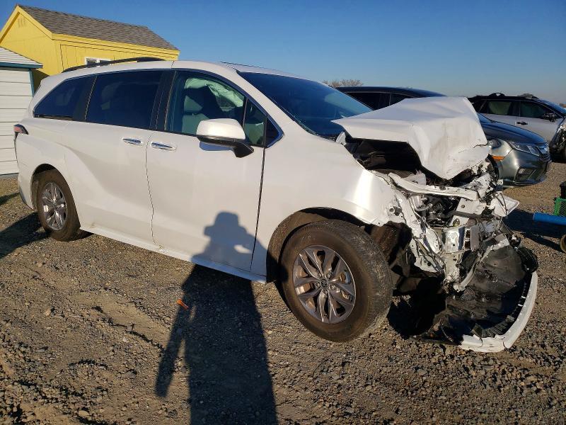 2025 Toyota Sienna xle 8-passenger