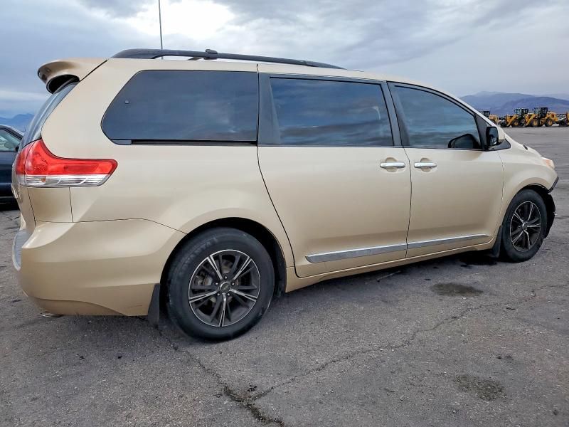 2012 Toyota Sienna le