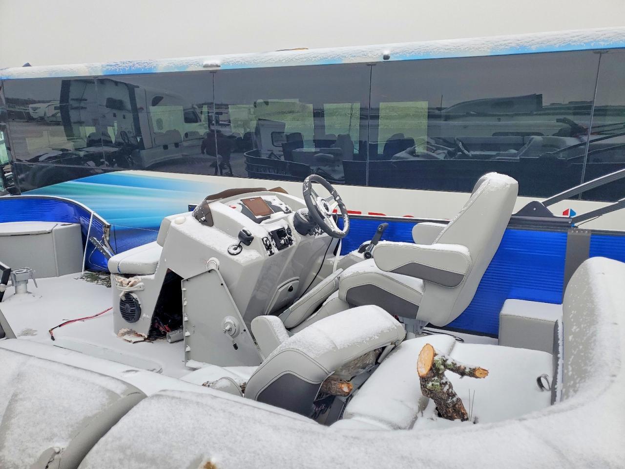 2025 Bennington Pontoon-Pontoon Boat