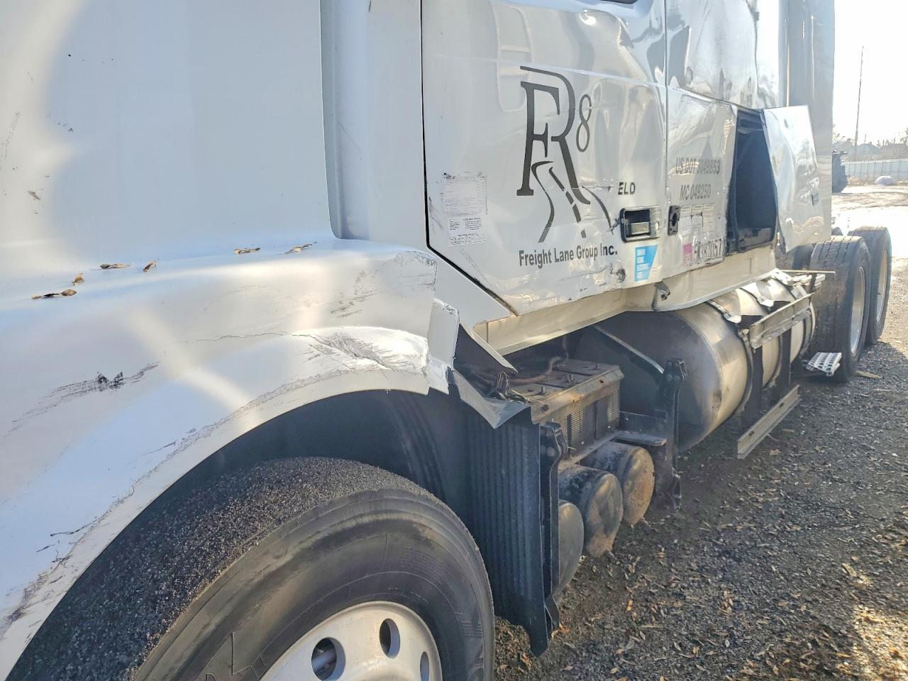 2005 Volv O VNL Semi Truck