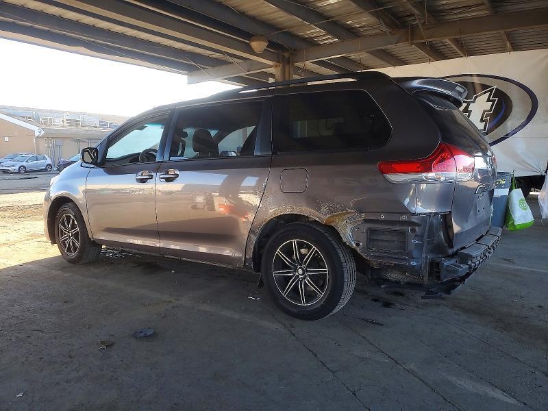 2013 Toyota Sienna xle 8-passenger