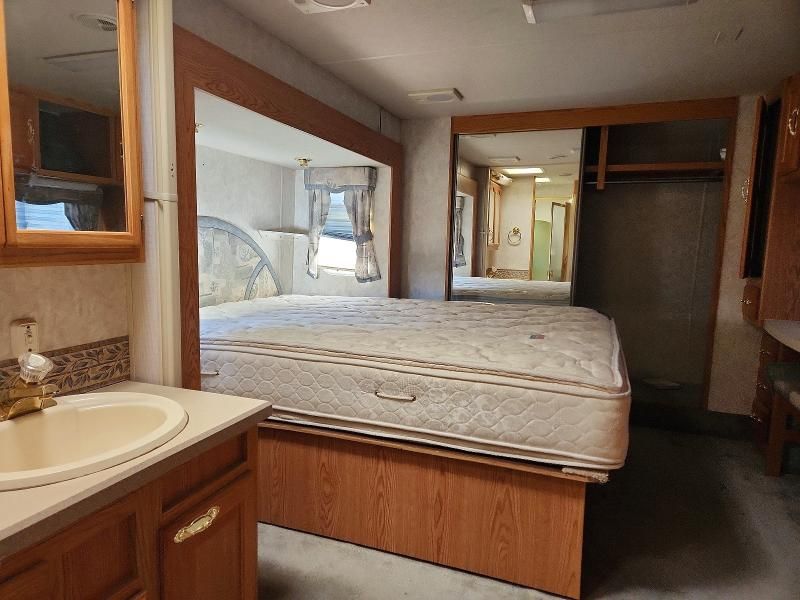 2001 Nuwa Hitchhiker