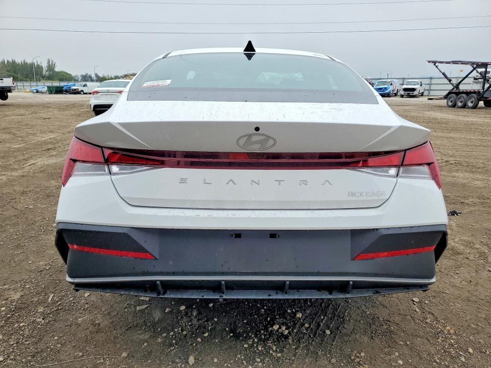 2025 Hyundai Elantra se
