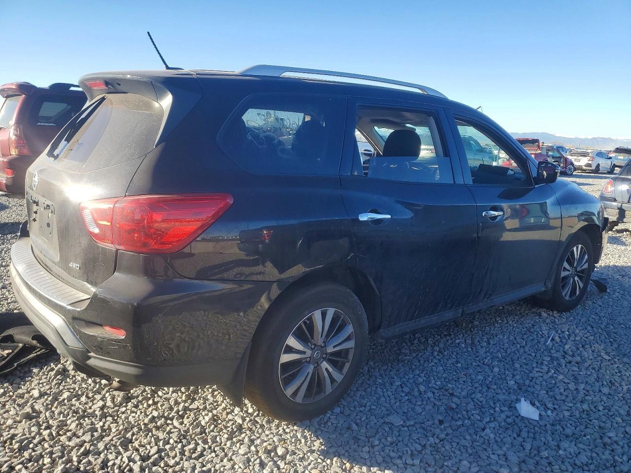 2017 Nissan Pathfinder s