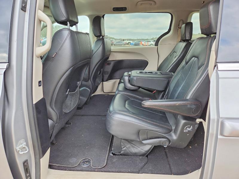 2017 Chrysler Pacifica Touring l