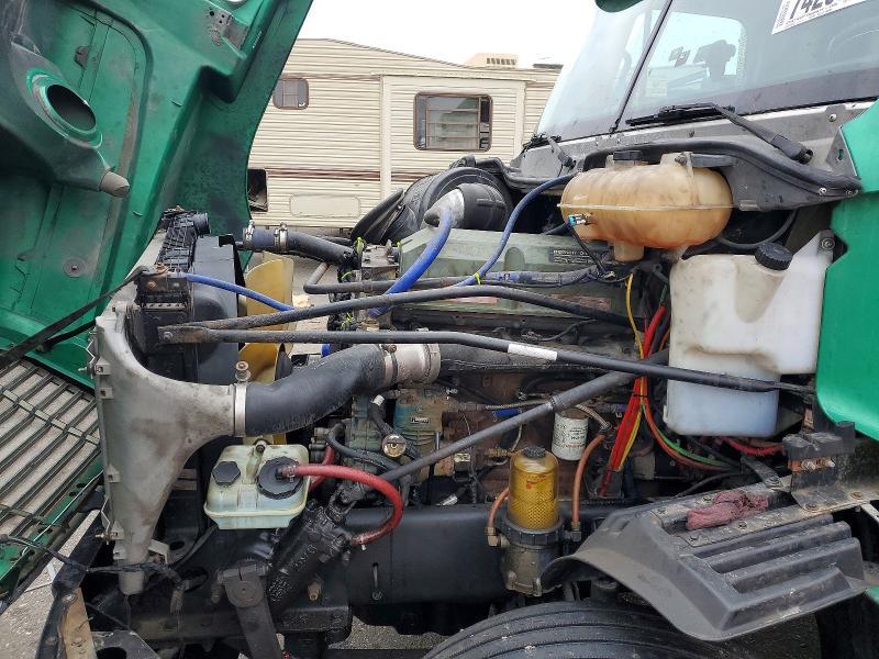 2006 Freightliner Convention Semi Truck