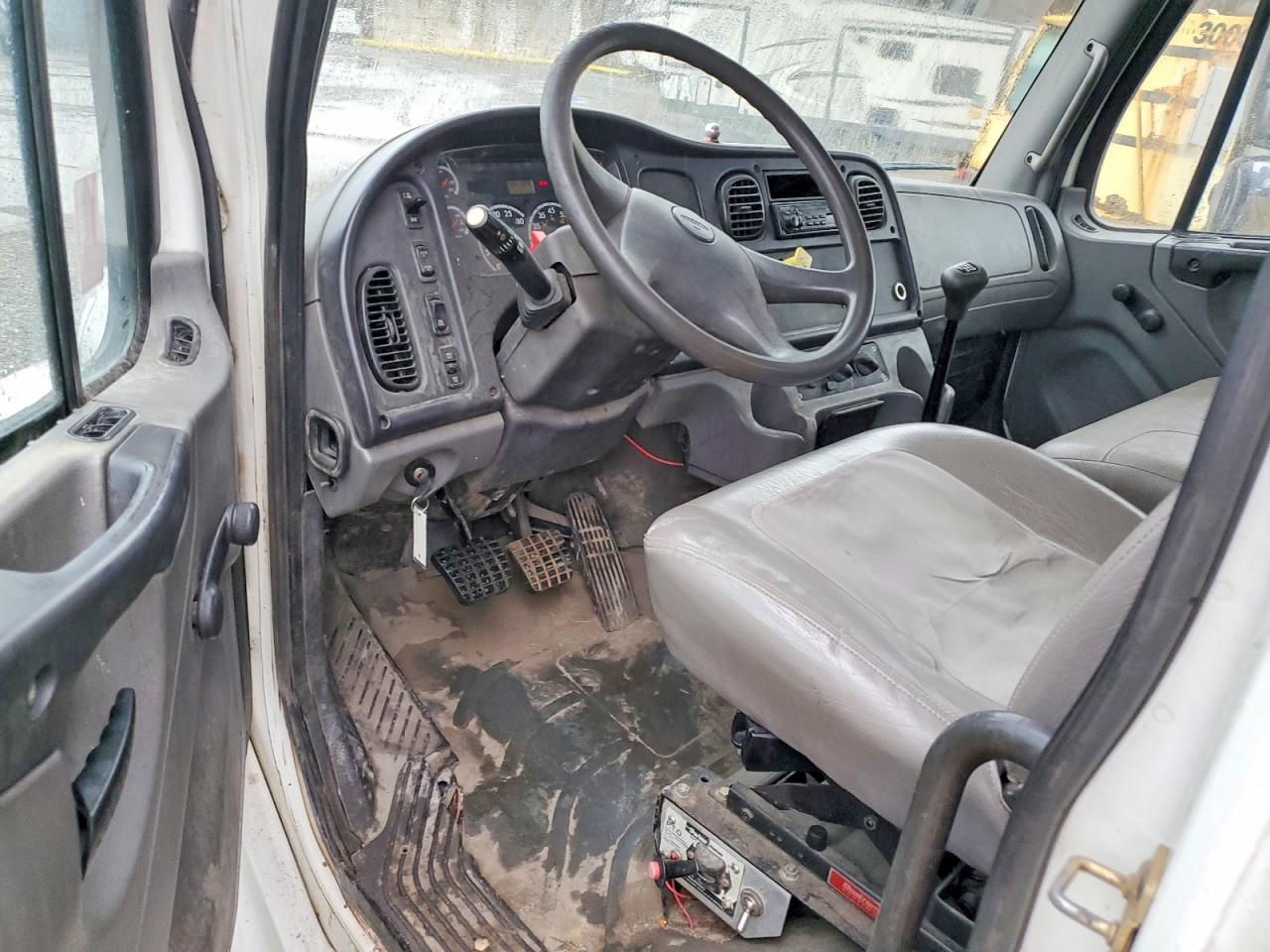 2005 Freightliner Business Class M2 Flatbed Truck