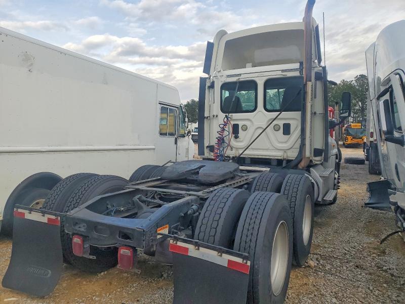 2016 Freightliner Cascadia 125 Semi Truck