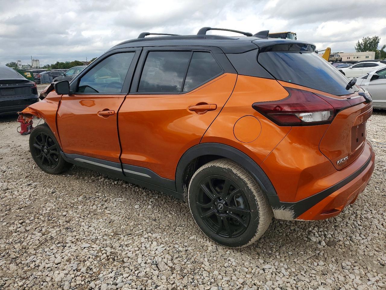 2023 Nissan Kicks sr