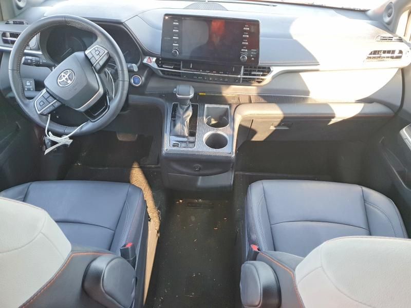 2022 Toyota Sienna xse
