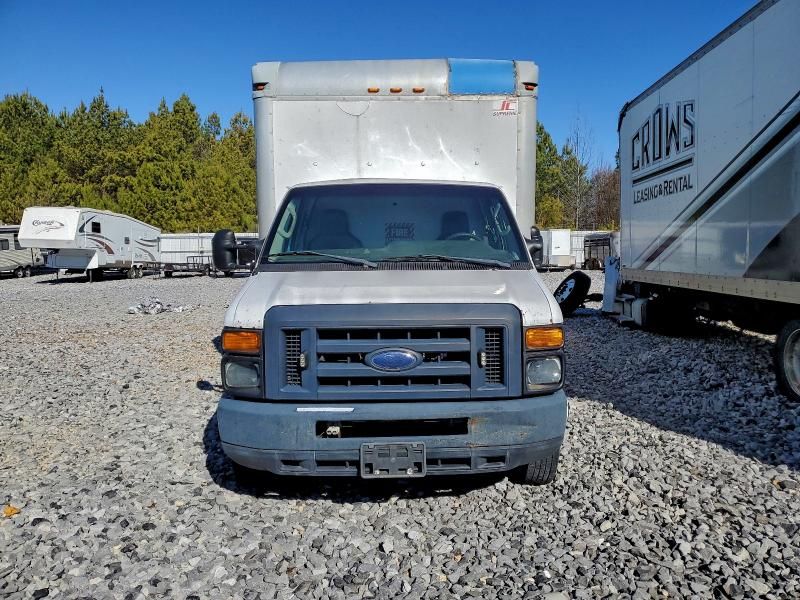 2013 Ford Econoline E350 Super Duty Cutaway Van