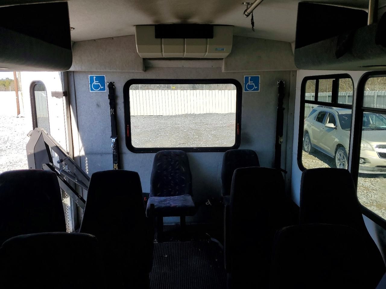 2011 Ford Econoline E350 Super Duty Cutaway Van