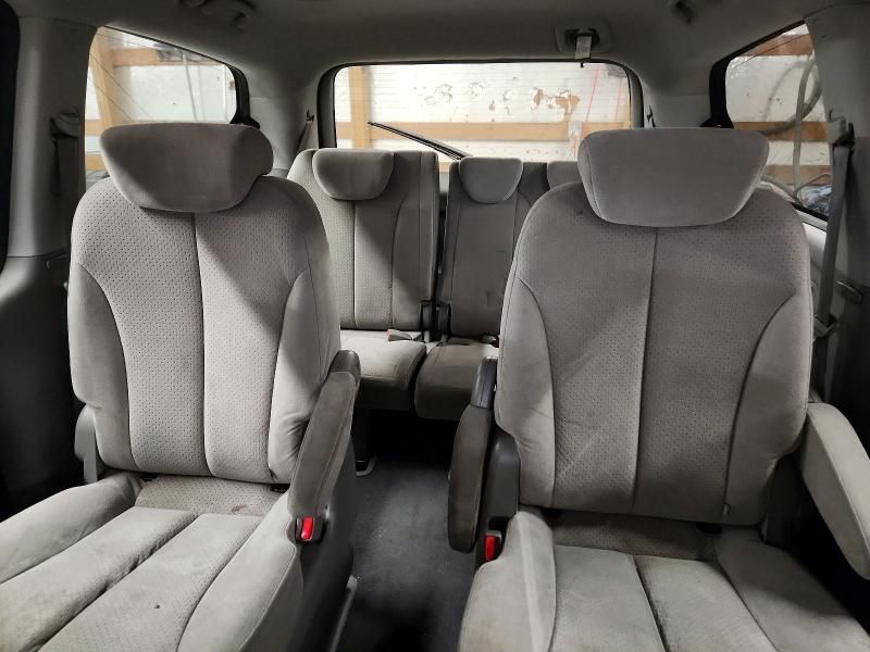 2008 Hyundai Entourage gls