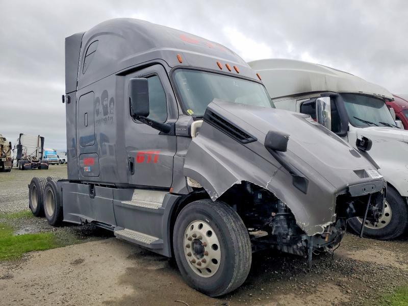 2020 Freigliner Cascadia 126