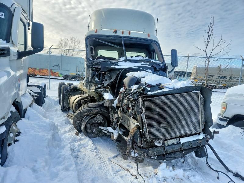 2014 Freightliner Cascadia Semi Truck