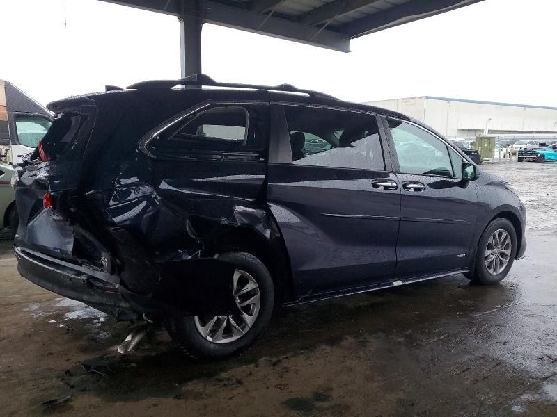 2021 Toyota Sienna xle