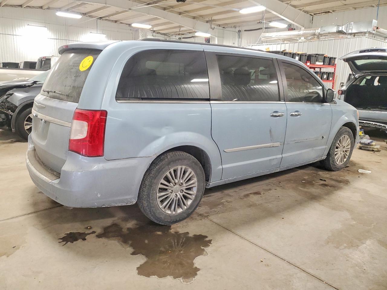 2013 Chrysler Town & Country Touring l