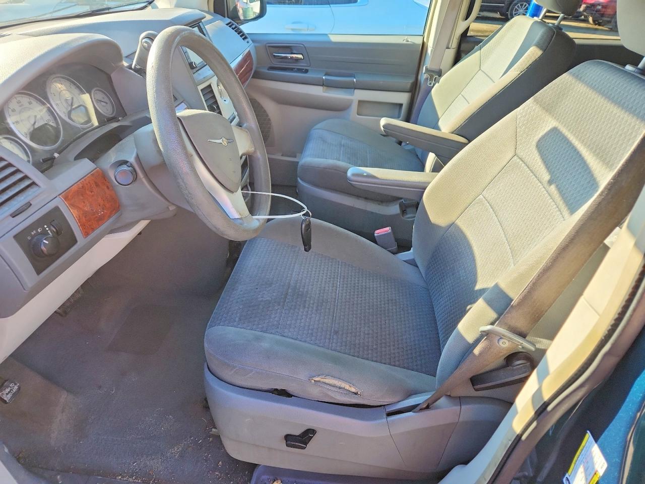 2009 Chrysler Town & Country lx