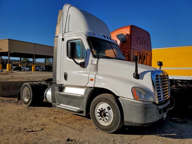 2015 Freightliner Cascadia Semi Truck