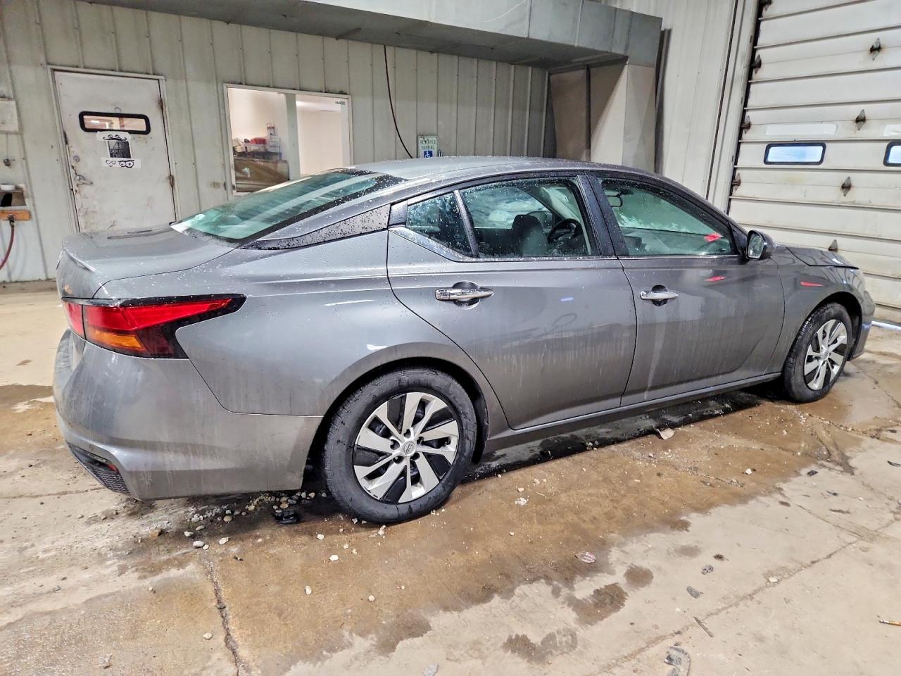 2023 Niss Altima s