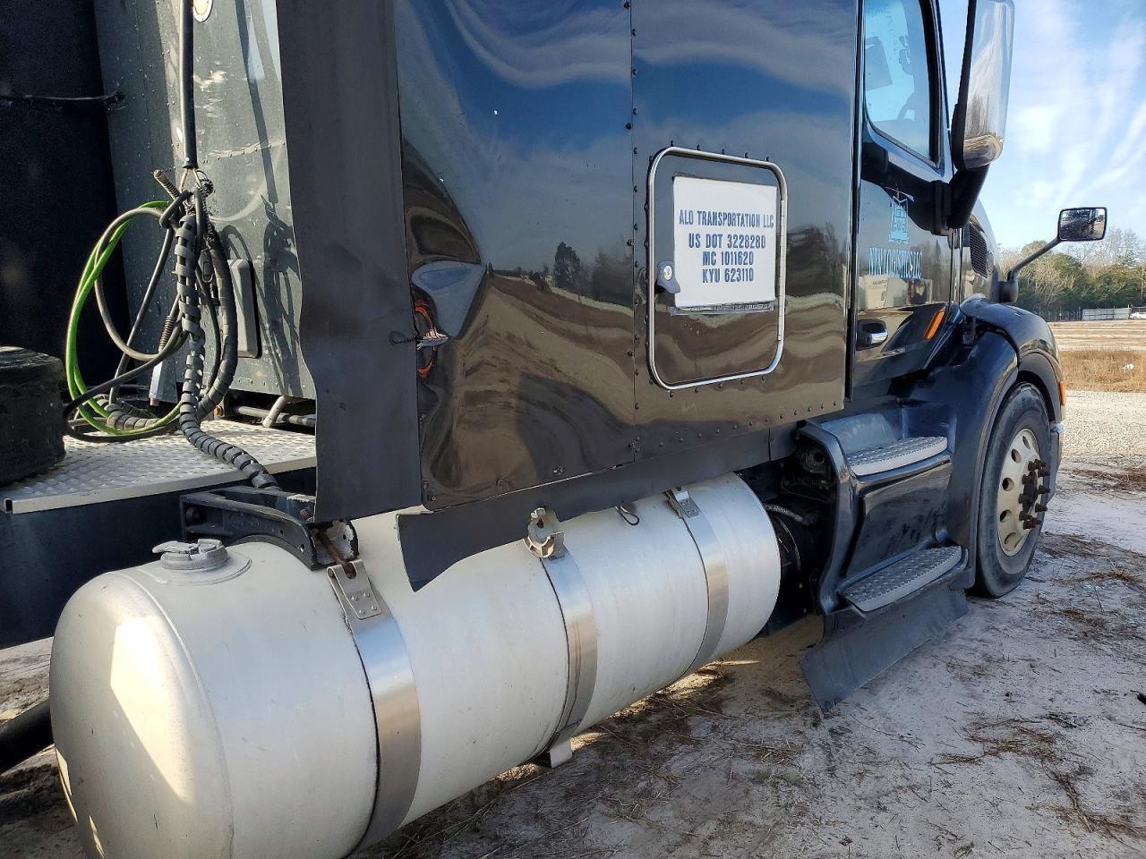 2016 Peterbilt 579 Semi Truck