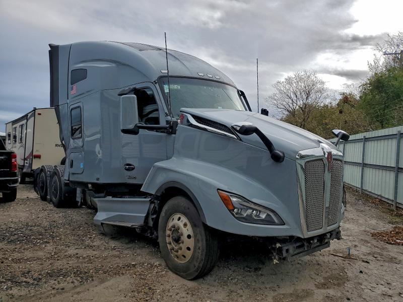 2025 Kenworth T680 Semi Truck