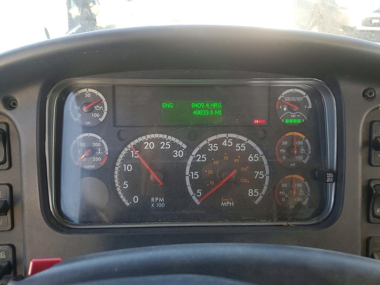 2017 Freightliner Business Class M2 Semi Truck