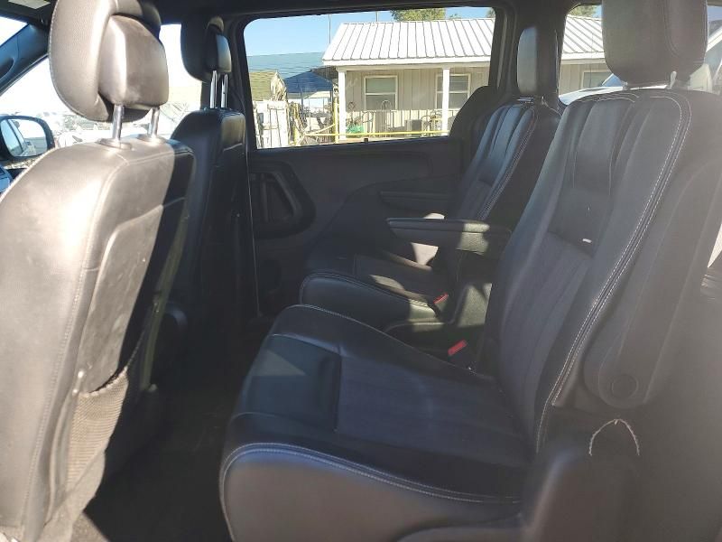 2015 Chrysler Town & Country s