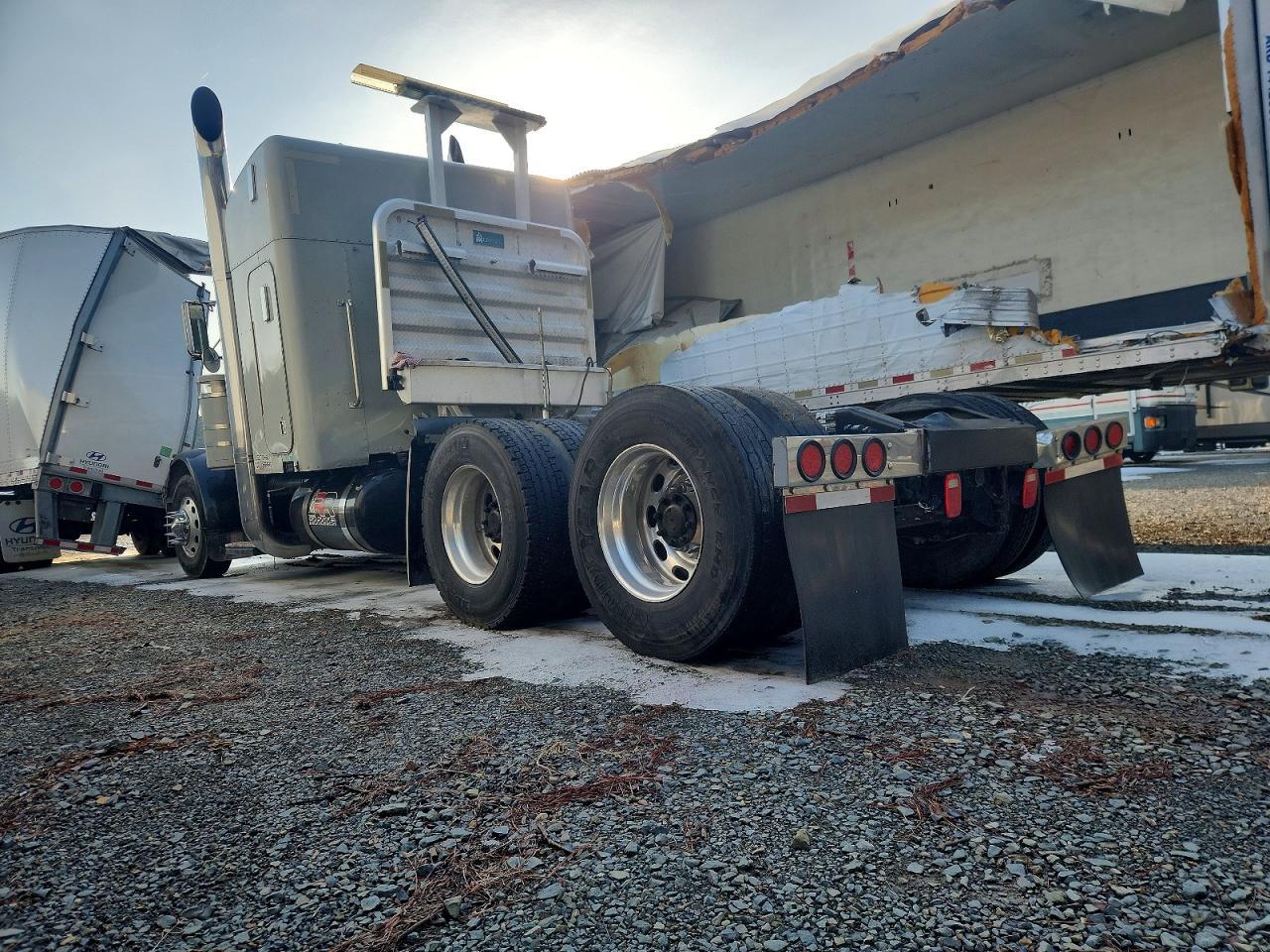 2004 Peterbilt Tractor 2004 Peterbilt 379 Semi Truck
