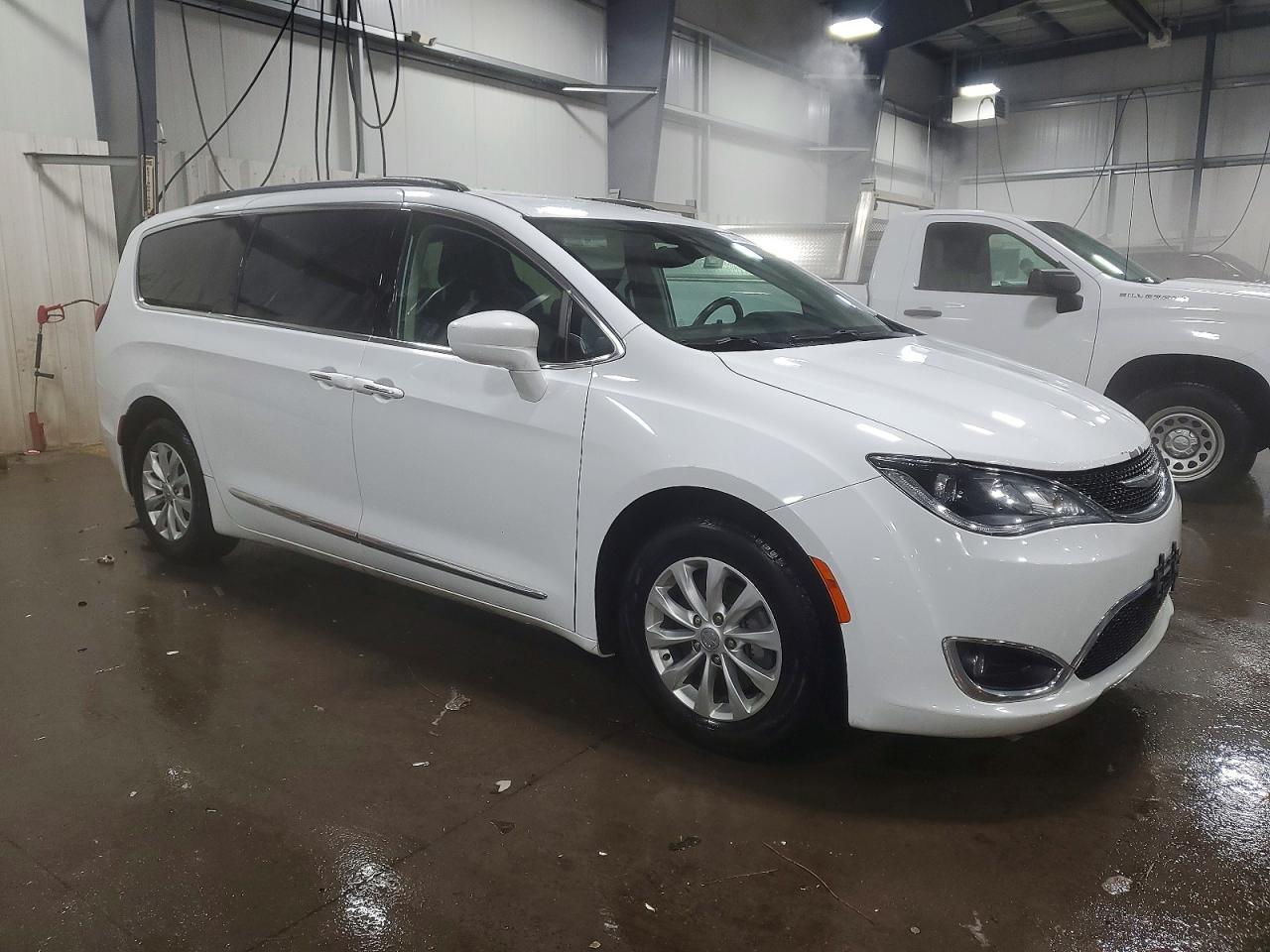 2017 Chrysler Pacifica Touring l