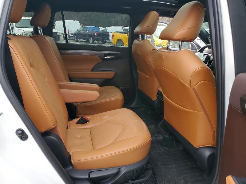 2022 Toyota Highlander Hybrid Platinum