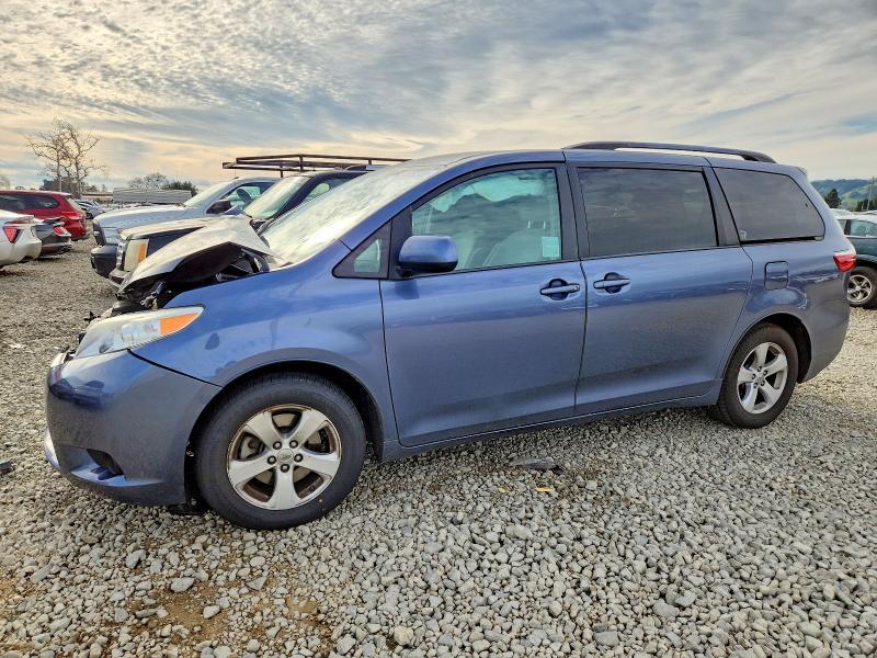2015 Toyota Sienna le 8-passenger